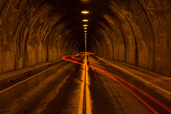 深邃的隧道拖长的尾灯线