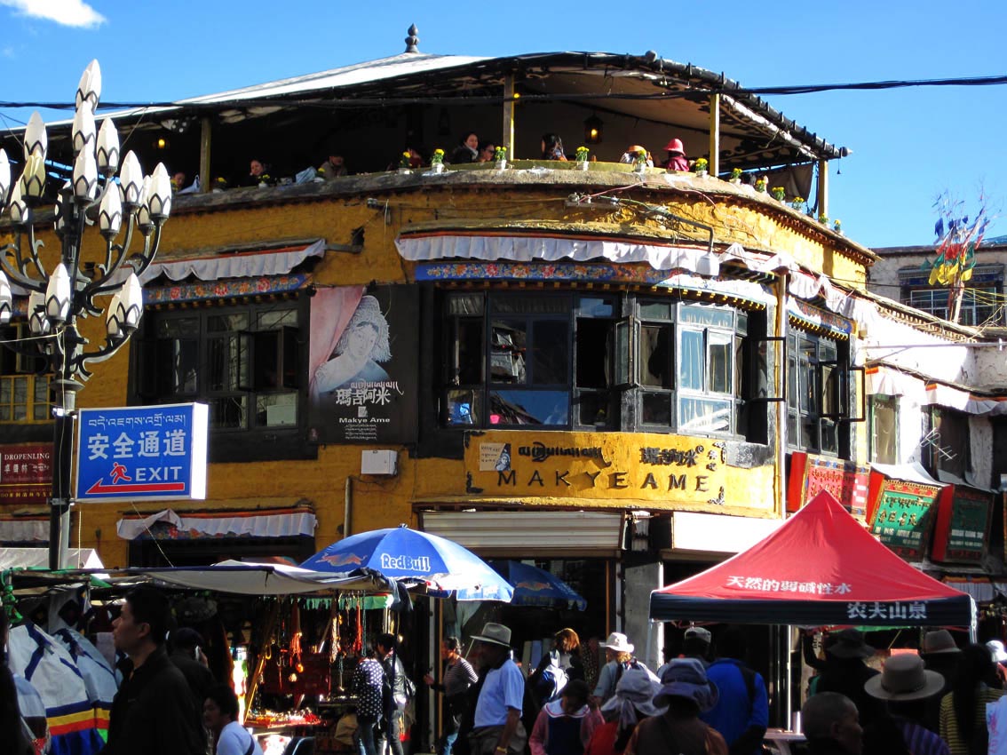 一行4人一起在黄昏时候闲逛拉萨著名的八廓街和大昭寺，并去有6世达赖喇嘛传奇爱情故事的“玛吉阿米餐厅”品尝可口的藏餐。