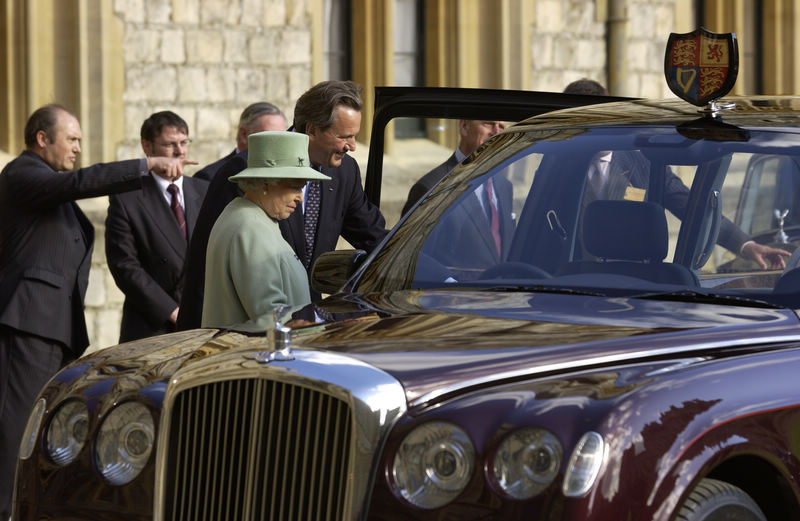 英女王登基50周年庆典，宾利为伊丽莎白二世精心打造State Limousine，为宾利历史划上辉煌的一笔。宾利从此成为英国皇室御用座驾和国宾车，使宾利品牌超越了轿车范畴，升华为国家、文化的代表。
