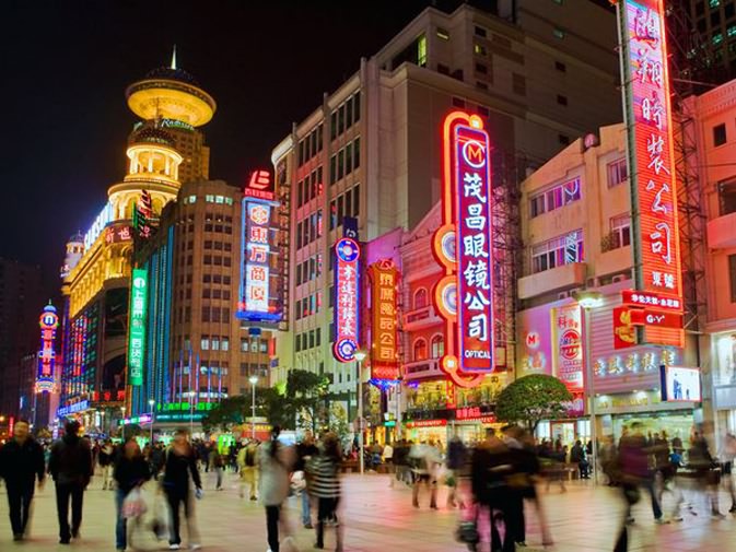 Scott E. Barbour 拍摄
消费者漫步在南京路上，那里的霓虹灯光为上海最繁忙购物区带来了多姿多彩的活力。为了从这种高速发展的旅游产业中获利，当地政府期望把南京路建设成中国的第五大道。