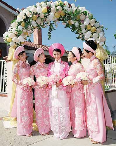 越南，“初夜”“谢恩”婚俗。在越南北部蛮族的一些部落中，结婚时有一种让旧情人先占“初夜”的“谢恩”婚俗。