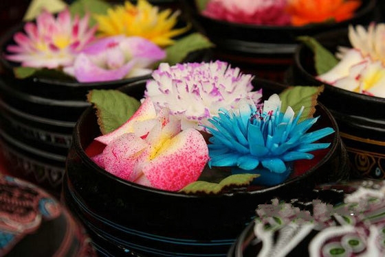 它们看起来像美丽的奇葩，甚至连闻起来的香味都一般无味，只有它们与真实的鲜花不同，这些泰国香皂花朵永远不会凋谢，会将美丽一直延续下去。虽然这些香皂花，在泰国各地都能随处买到，不过你能想像它们的创作者其实大多都是普通的农民吗?