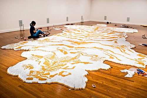 目前这个作品将会在美国弗吉尼亚美术博物馆展出，而这“虎皮地毯”的作者是中国知名的当代艺术家之一，徐冰，就读过中央美术学院的同学应该非常的熟悉。
