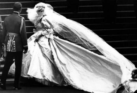1981年7月29日，查尔斯王储在伦敦圣保罗大教堂迎娶戴安娜王妃。戴安娜的婚纱由设计师大卫·伊曼纽尔和伊丽莎白·伊曼纽尔夫妇设计，为乳白色塔夫绸拖地长裙婚纱，上缀1万多颗珍珠和亮片，拖尾长达25英尺，整体造型复古端庄。