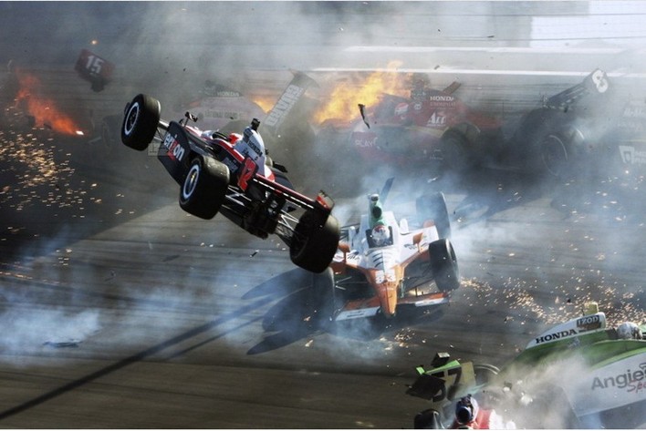 2011年10月16日，在美国拉斯维加斯进行的印地车世界锦标赛的比赛中，一场涉及15辆赛车的连环撞车事故最终化为一幕悲剧——两届印第安纳波利斯500赛冠军、英国车手丹·维尔顿因伤势过重而去世。这是10月16日车祸画面，一位车手威尔·鲍威尔驾驶的赛车在冲撞中飞离赛道。路透社/ Barry Ambrose