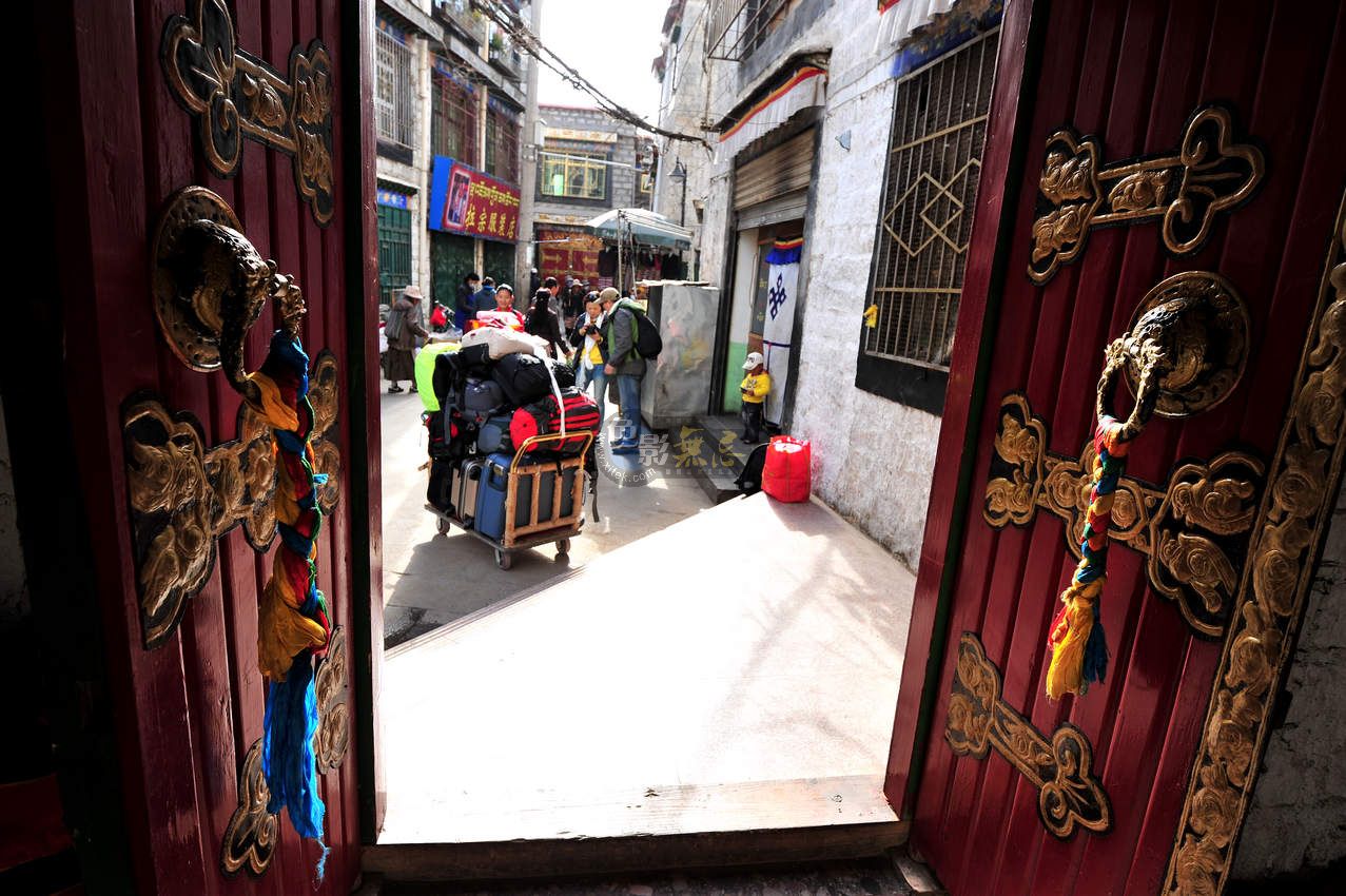走出这一扇门，脚下的路将接上上一次在西藏的30天，继续在路上。这一次，我转山，一次10多天的转山路...