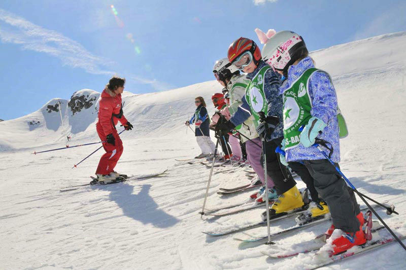 遍及全世界的Club Med俱乐部


　　Club Med度假胜地(无设备的额外费用)是世界各地的家庭出游的首选。它在夏蒙尼勃朗峰和维拉尔河畔，并且提供宝宝俱乐部，甚至有年仅4个月婴儿的育儿滑雪场。
　　对于年龄较大的孩子，也专门根据年龄准备了不同的的年龄组。从4岁，孩子们可以加入自己的滑雪或滑雪板类。在他们的Méribel的和Val THORENS度假村，有更加方便的滑雪滑雪，尤其是对父母谁不希望孩子拥有自己的滑雪橇呢，很方便。
　　在法国，瑞士，日本和中国都设有不同的地点。