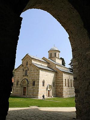 科索沃，中世纪古迹 由于周围政局的不稳定，包含四个正统基督教堂的科索沃中世纪古迹从2006年开始就被列为濒临消失的世界文化遗产。