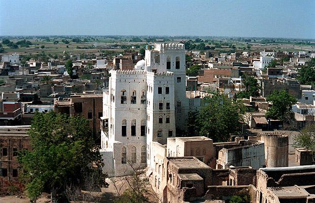 也门，乍比得历史古城 乍比得历史古城在考古学和历史学上都占有很重要的地位，从13世纪到15世纪，扎比得一直都是也门的首都。但是最近几年，有大约40%的房屋都被水泥建筑所代替，而且国家露天剧场也被破坏。