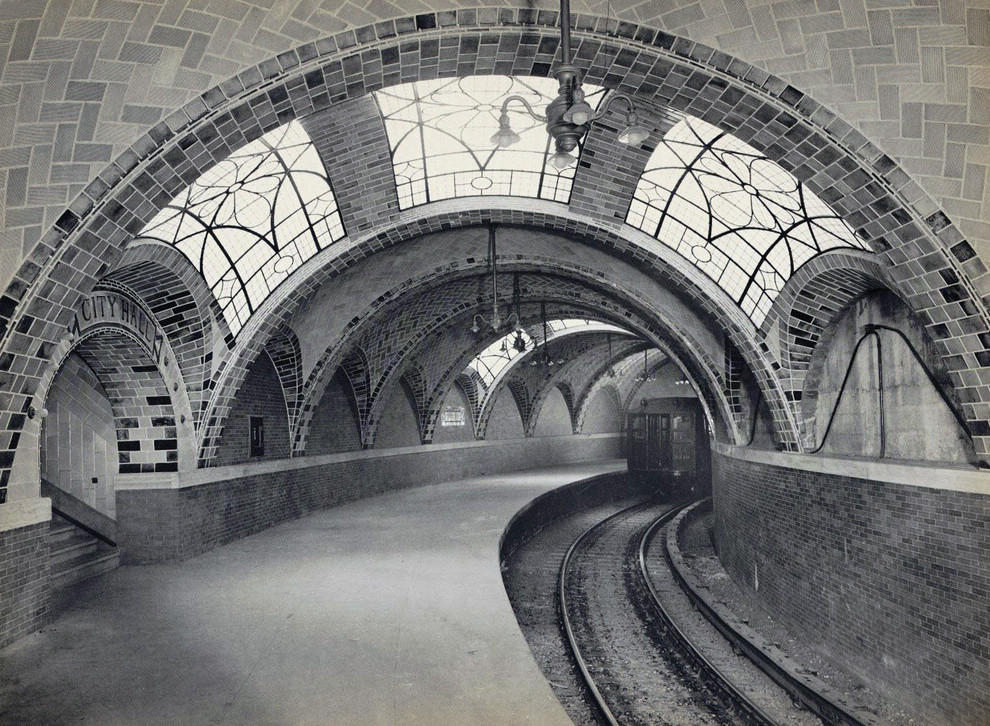 1904 年，IRT 来克星敦大道地铁线 (IRT Lexington Avenue Line) 上最初的市政厅地铁站。（承蒙纽约城市政档案提供照片）