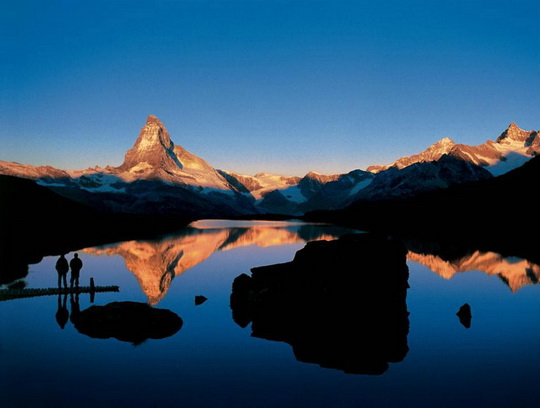 瑞士最著名的雪峰4478米的马特宏峰， 2537米的冰川湖， 合起来是瑞士最出名的日出胜地。