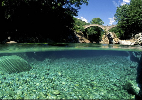 瑞士海拔最低点， 536米提挈诺州的lavertezzo 湖， 中世纪的罗马拱桥横跨翡翠般清澈的湖水。