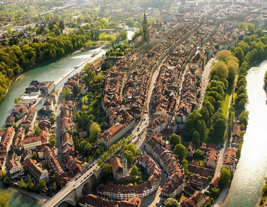 瑞士联邦的首都伯尔尼，航拍老城，整个老城做为联合国文化遗产， 完好的保留了历史面貌和建筑。