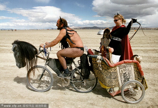 内华达火人节。人们会在内华达的沙漠里临时搞一个party，大型的party，很多人都慕名而来展示自我风采，八天后所有的活动和景观全部消失，沙漠依旧。火人节（Burning Man）的高潮是众人在空地上围成一个很大的圈，圈的中间要燃烧一个12米高的木制男人雕像，这就是“Burning Man”名字的来历。