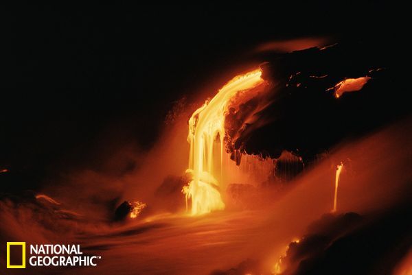 午夜过后，熔岩涌入大海。这张照片是在夏威夷火山国家公园拍摄的。