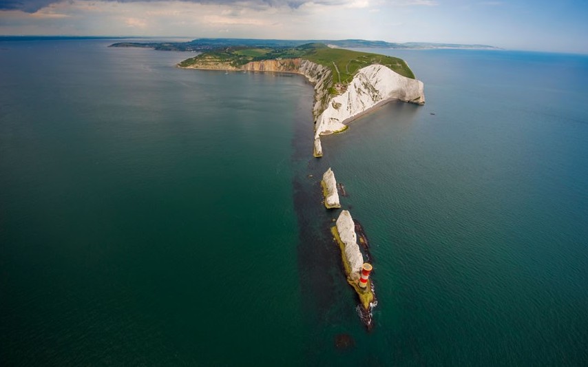 怀特岛（Isle of Wight）边的小岛。位于英吉利海峡的怀特岛（Isle of Wight）是英格兰最大的岛屿。 