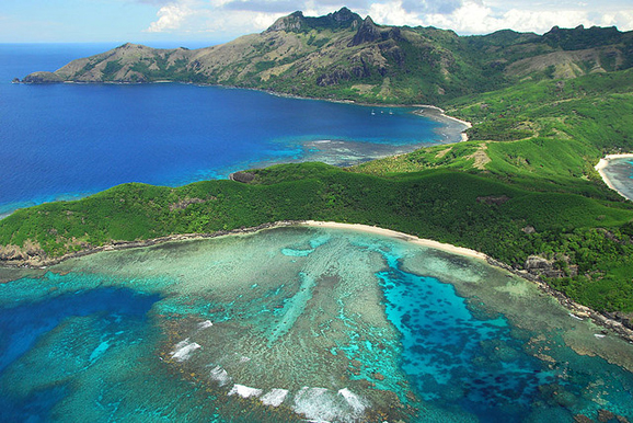 在斐济，很容易让人发出“天堂不过如此”的感叹。清凉的海风吹拂着高耸入云椰林，岛上热带树木浓绿成荫，海滩边洁白的沙滩，海里奇形怪状的珊瑚礁，色彩斑斓的鱼儿将海水搅得五彩缤纷，到处充满热带海洋的原始美感。