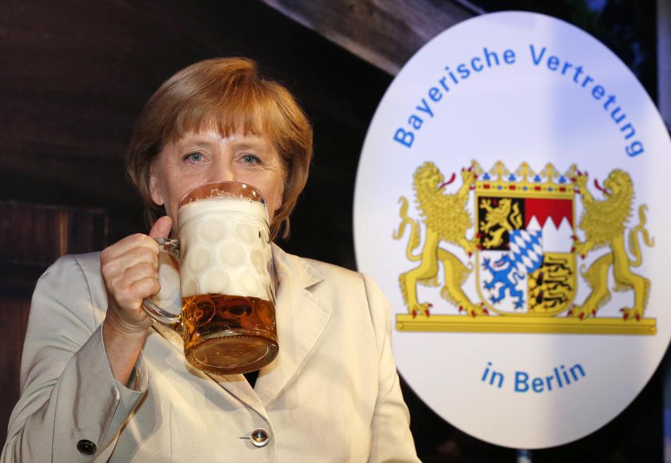默克尔12日参加柏林啤酒节时畅饮，德国多地都有啤酒节活动。
