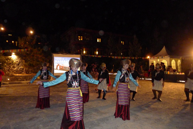 香格里拉特色的民族舞蹈