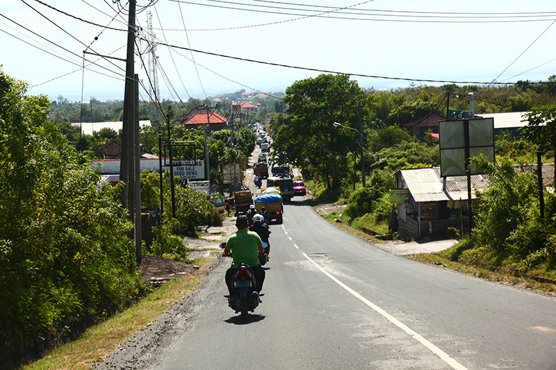 一条不起眼的双车道，这可是巴厘岛的黄金旅游线路 去乌布 去火山 去机场