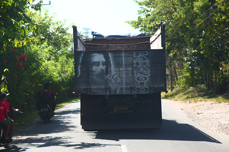 乌布位于巴厘岛的内陆从海边的机场出发有100分钟左右的车程，那条路很窄，很多车 尤其是很多小摩托 沿途有一辆货车开在我们前面 一开始我以为车上是挂了一个广告招贴 开近了看是一个涂鸦喷漆 很厉害
