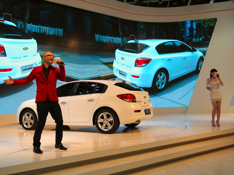 中国好声音学员平安、吴莫愁以表演嘉宾的身份亮相新车发布仪式。