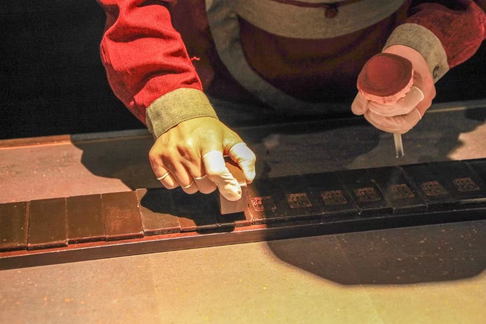 《阿胶印象》 作者：王伯强 表达了传承千年的阿胶印字流水线，展示了东阿阿胶传统工艺的精湛。