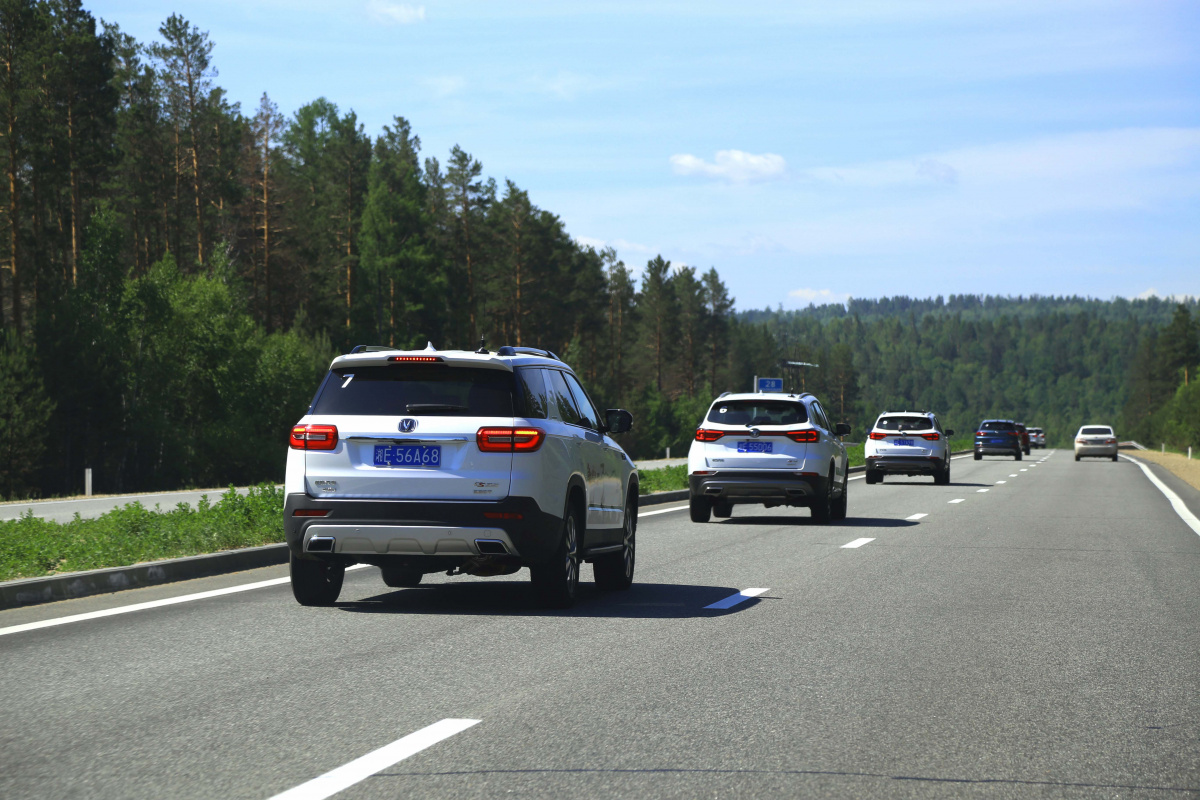 长安CS家族车队行驶在俄罗斯国道上，蓝天白云在向我们招手。