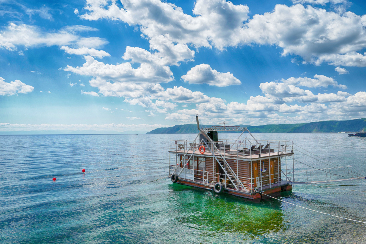 贝加尔湖畔清澈的湖水，与蓝天交相呼应。